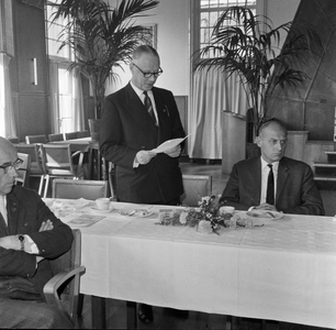 856319 Afbeelding van de genodigden tijdens de lunch in het N.V.-huis te Utrecht ter gelegenheid van de officiële ...